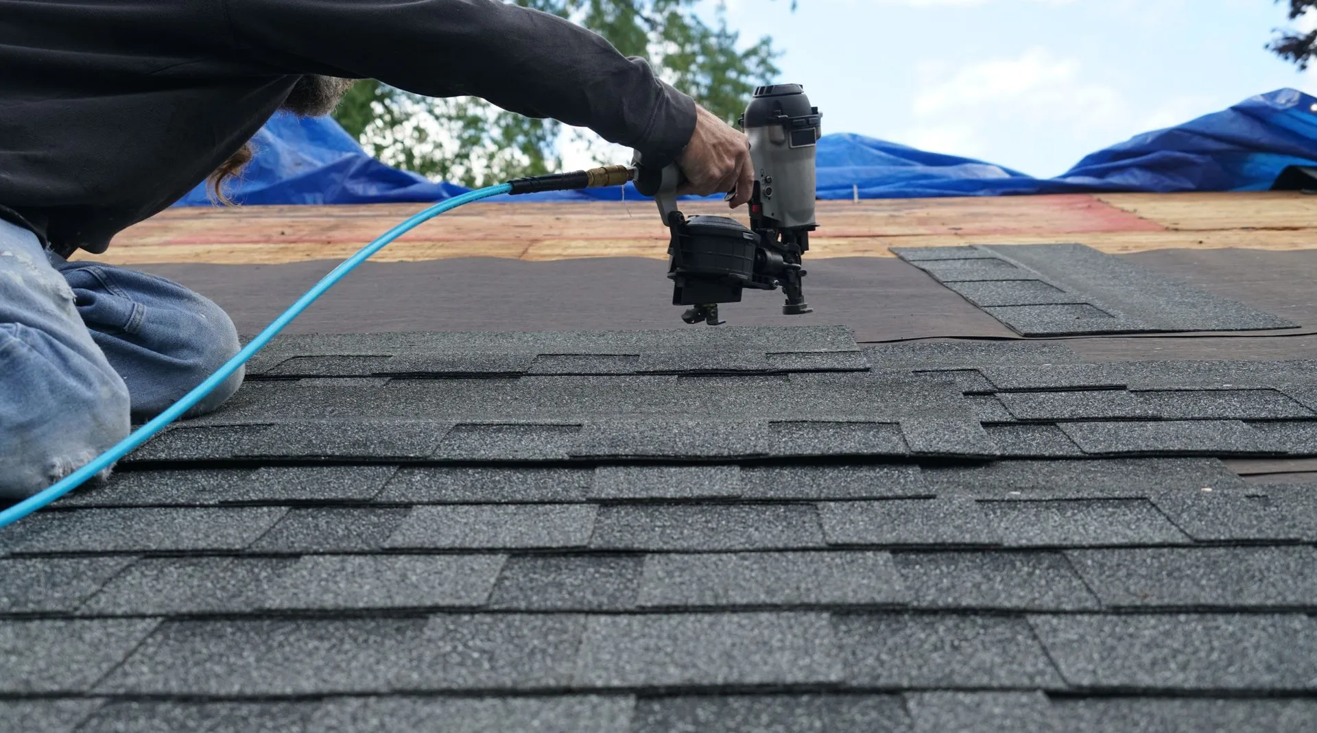 3 Reasons to Work With a Local Roofer Over One From a Larger Company