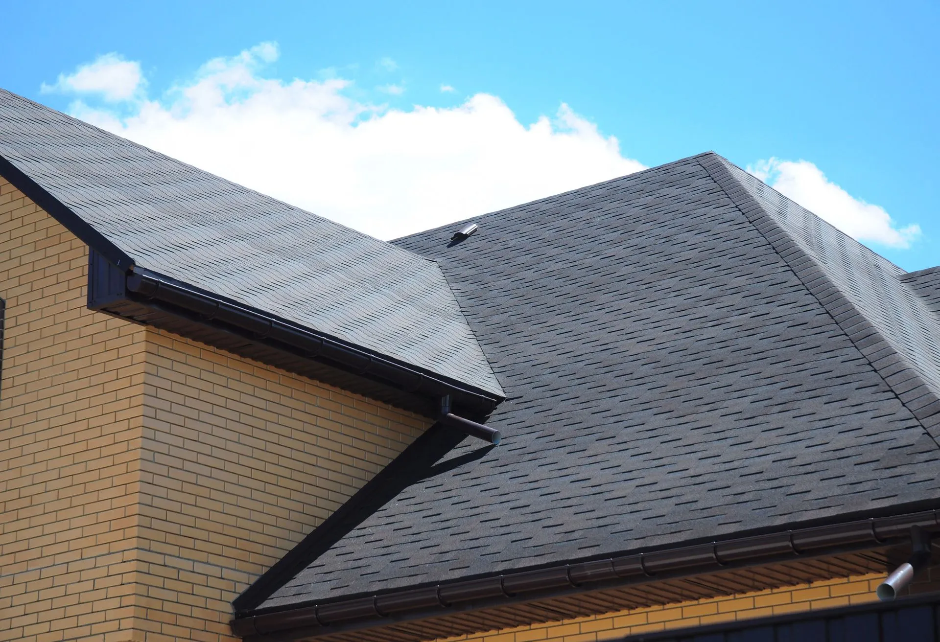 7 Benefits of Hiring a Professional Roofing Contractor